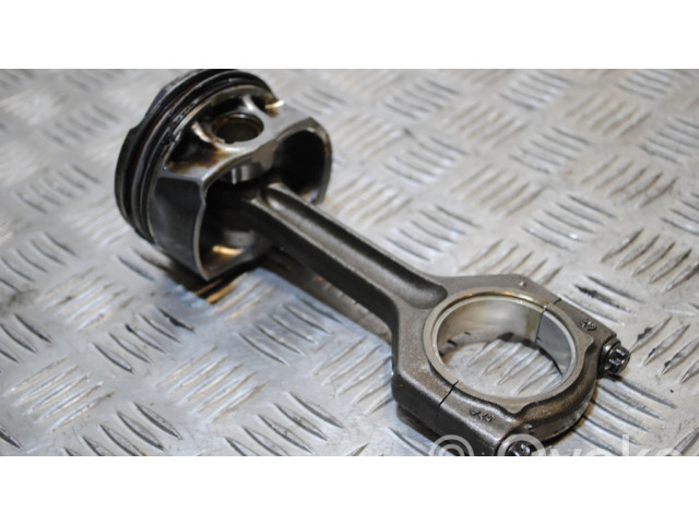 Píst 764595801 BMW 5 GT F07 pro benzínový motor 3.0