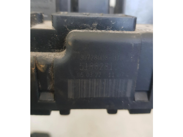 Блок предохранителей  30728008, 518828108   Volvo V70    