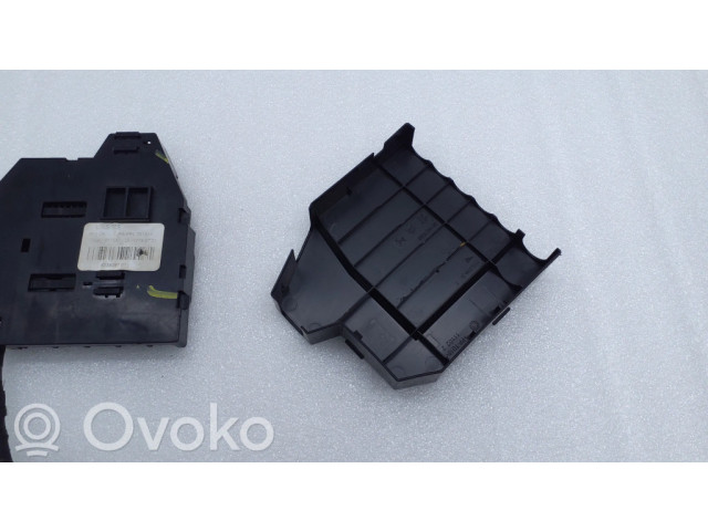 Другая деталь отсека двигателя