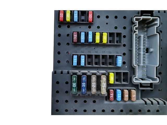 Блок предохранителей 8676391, 12217799 Volvo XC90