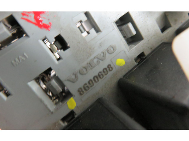 Блок предохранителей  8690698   Volvo XC90    