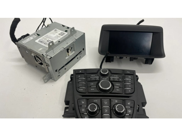 Радио/ проигрыватель CD/DVD / навигация