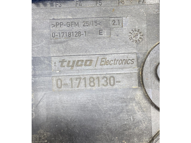 Блок предохранителей  017180061   Volkswagen Caddy    