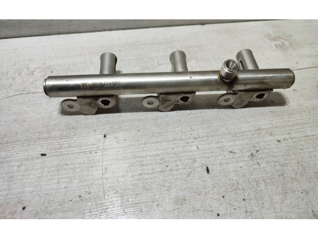 Топливная рампа 9806724880, 073181354 Peugeot 2008 I