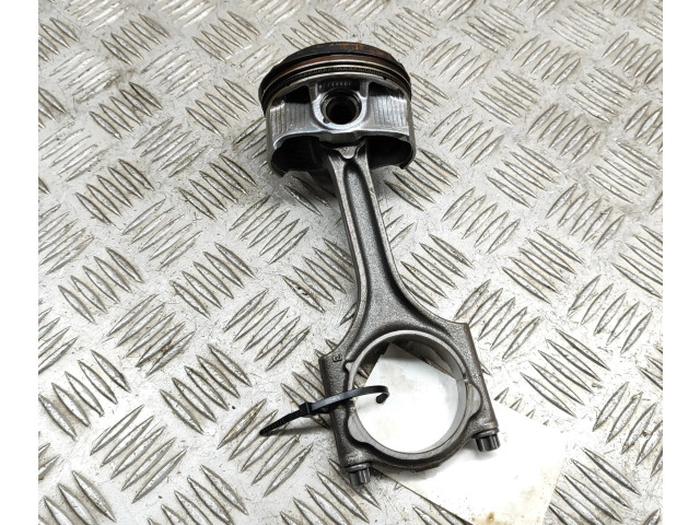 Поршень B 4204 T47 32298424, 31401957 Volvo XC40