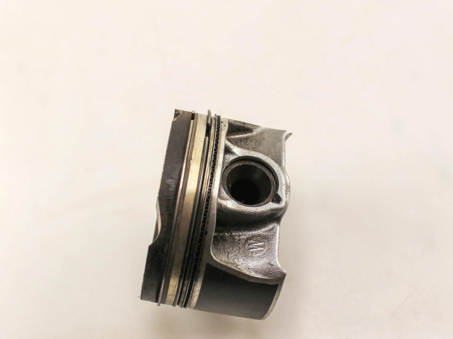 Píst 821209   BMW 3 G20 G21  pro benzínový motor 3.0  