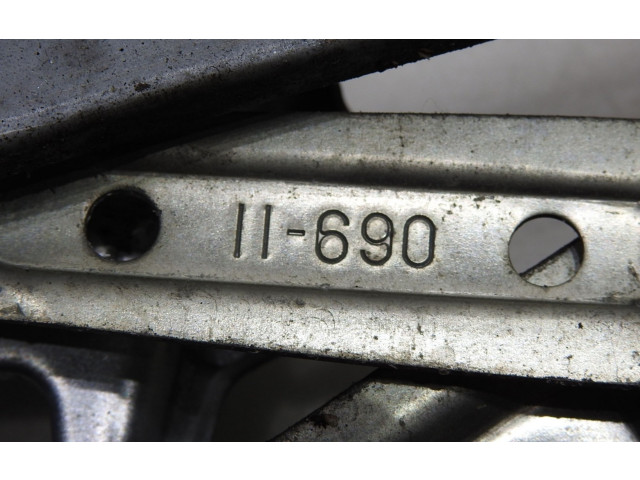 Ручка стеклоочистителей Mitsubishi Carisma