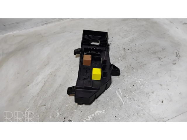 Блок предохранителей 13181983, 518721204   Opel Vectra C    