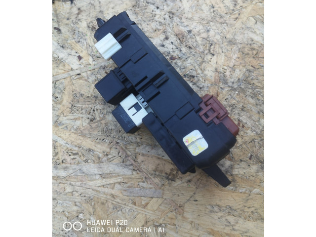 Блок предохранителей MB953355 Mitsubishi Carisma