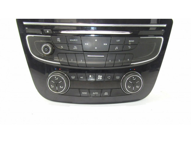 Радио/ проигрыватель CD/DVD / навигация