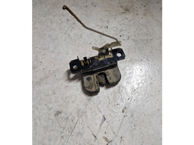 Замок багажника     Volkswagen Caddy 2011 - 2016 года