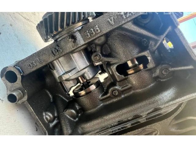 Масляный насос  CFG 03L103537, V135  Volkswagen PASSAT B7 
