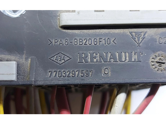 Блок предохранителей 7703297597 Renault Clio II