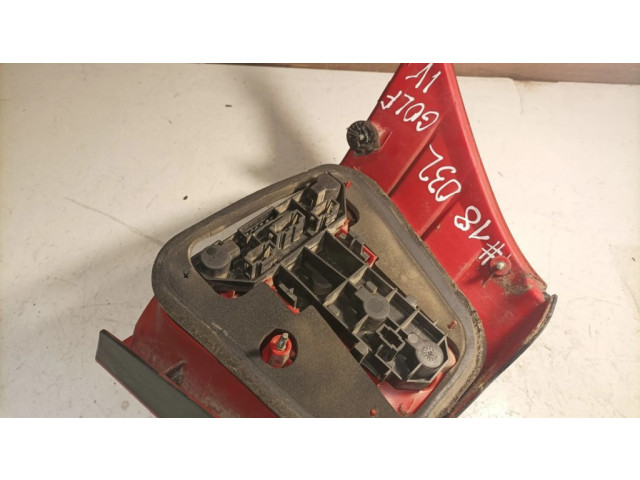 Задний фонарь правый 1J6945096R Volkswagen Golf IV 1998-2005 года