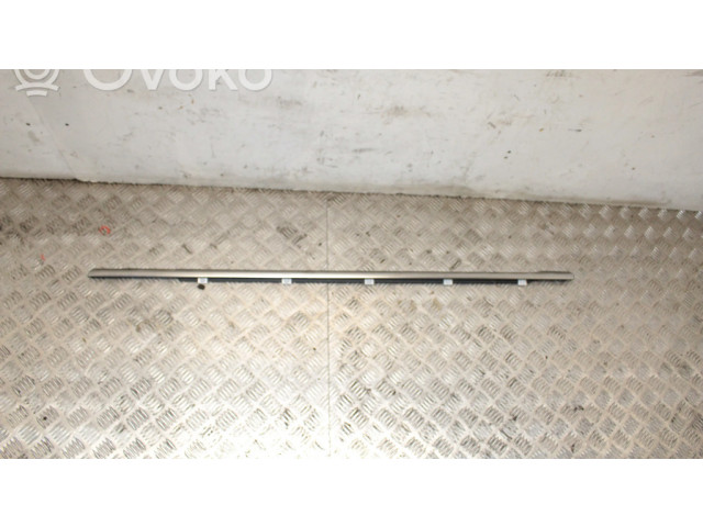 Отделка стекла передней двери