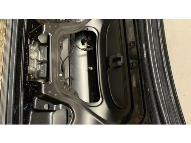 Задняя крышка (багажника)