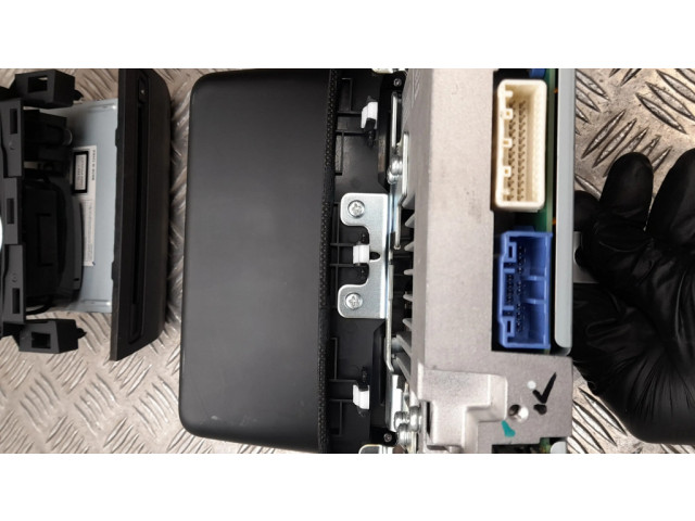 Радио/ проигрыватель CD/DVD / навигация