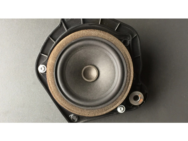 Громкоговоритель (громкоговорители) в задних дверях