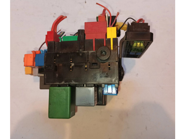 Блок предохранителей  357937039   Volkswagen Transporter - Caravelle T4    