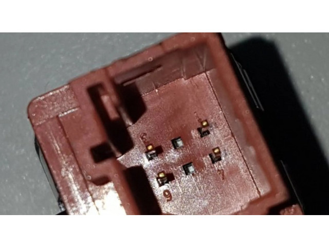 Включатель открытия топливного бака