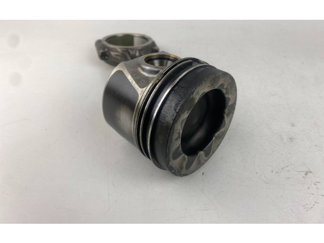  Поршень с шатуном  02604LA, 04LADE  Audi A3 S3 8V  