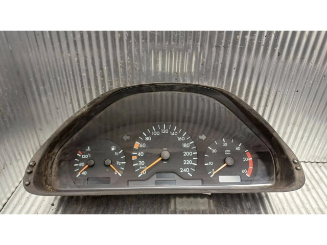 Přístrojová deska Mercedes-Benz E W210 2001 2105401448, 84570338