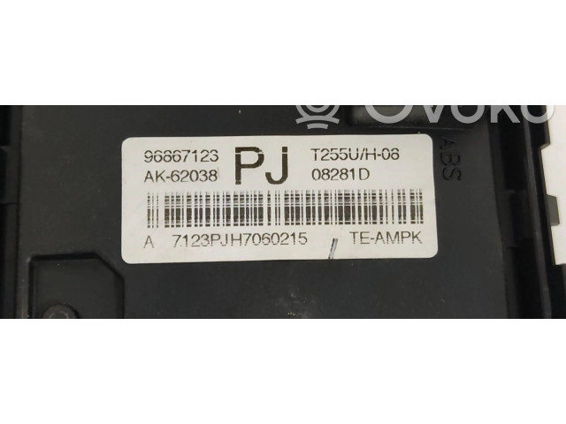 Блок предохранителей 96867123, 96867123 Skoda Octavia Mk3 (5E)