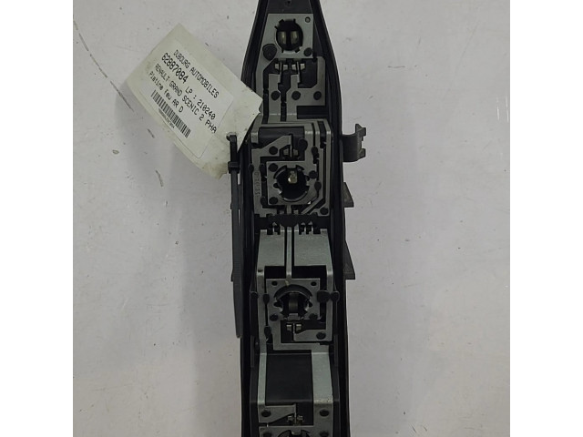 Держатель крышки лампы заднего фонаря