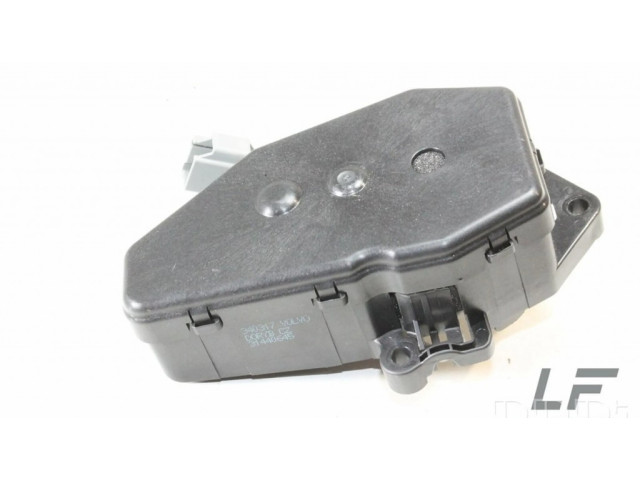 Притягиватель задней крышки