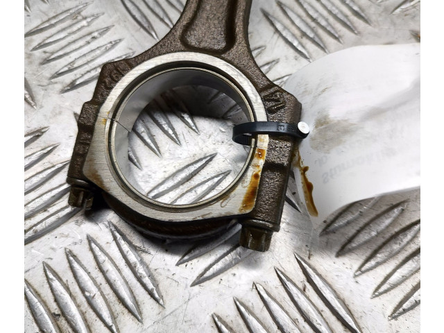 Píst 55571102 Opel Astra J A 14 XER