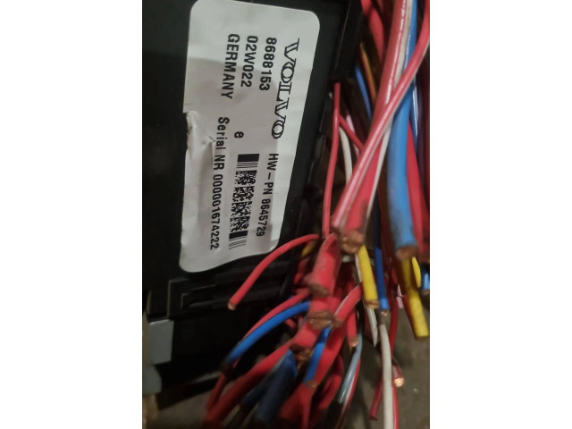 Блок предохранителей 8688153 Volvo S60