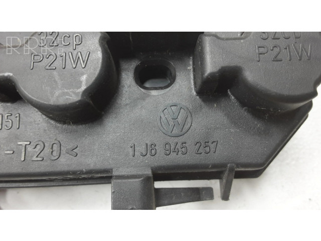 Задний фонарь левый 1J6945096R, 2565    Volkswagen Golf IV   1998-2005 года