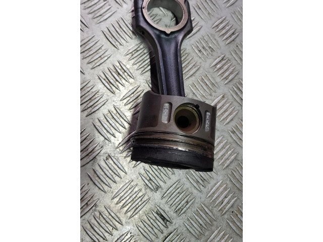 Píst Mercedes-Benz C W203