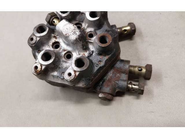 Топливная рампа 0438100151   Audi 80 90 B2  