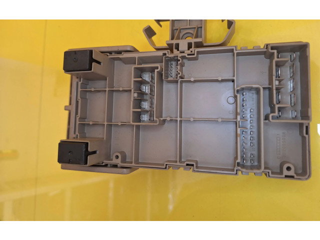 Блок предохранителей  82201FG010   Subaru Forester SF    