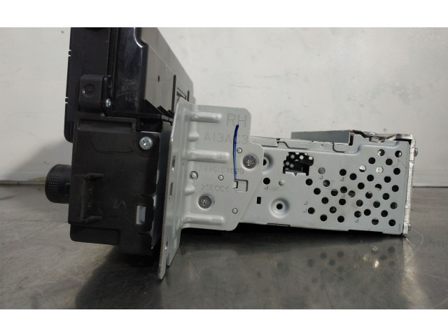 Радио/ проигрыватель CD/DVD / навигация