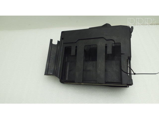 Другая деталь отсека двигателя