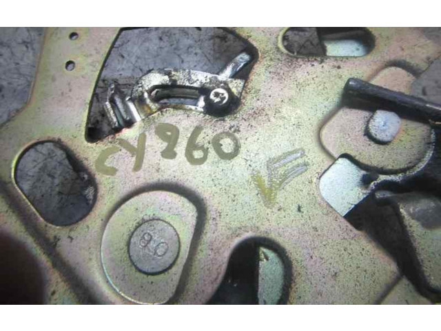 Zámek zadních dveří    Nissan Serena 2001