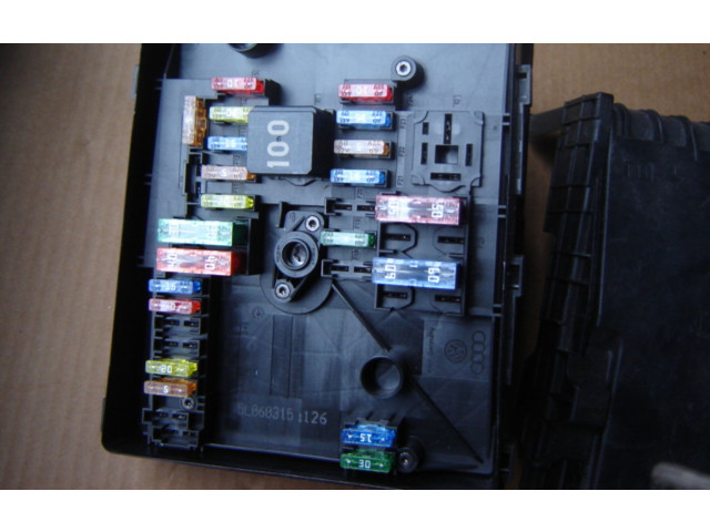 Pojistková skříňka Audi A8 S8 D4 4H 2010