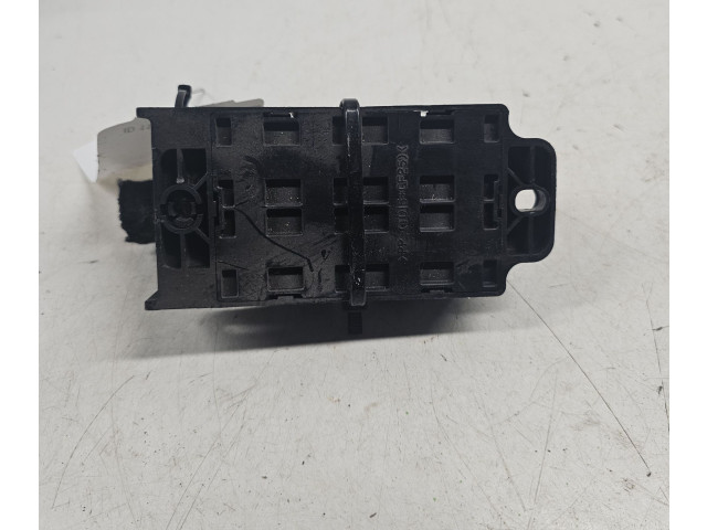 Блок предохранителей 913103E810   KIA Sorento    