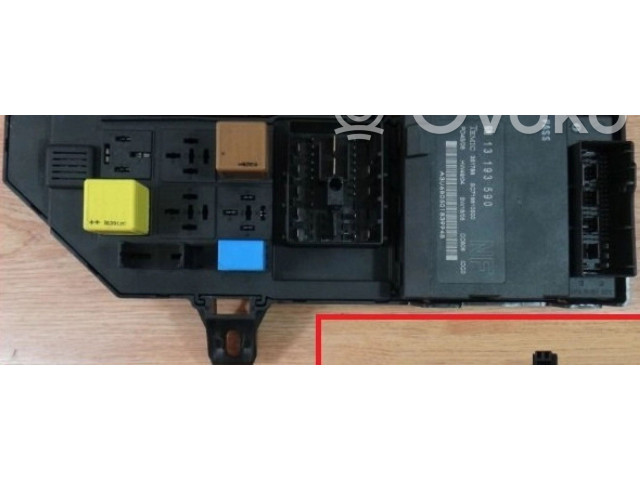 Блок предохранителей  3242254   Opel Vectra C    