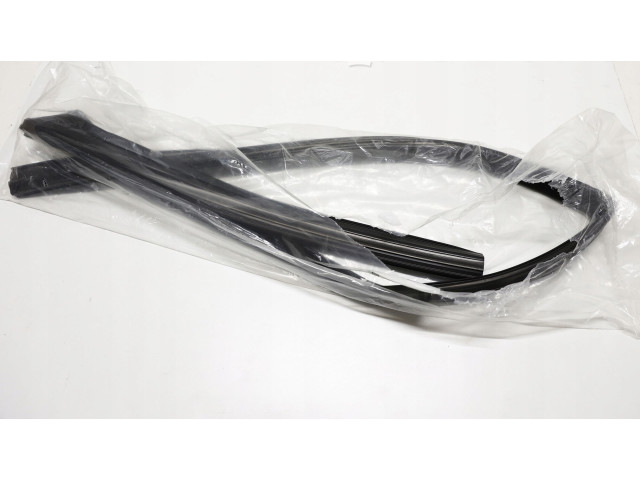 Уплотнительная резина (у стекла) LR131169, 3654589 Land Rover Defender