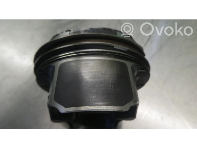 Píst 764016601   BMW 1 F20 F21  pro benzínový motor 2.0  