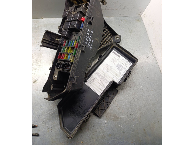 Блок предохранителей  9494210   Volvo V70    