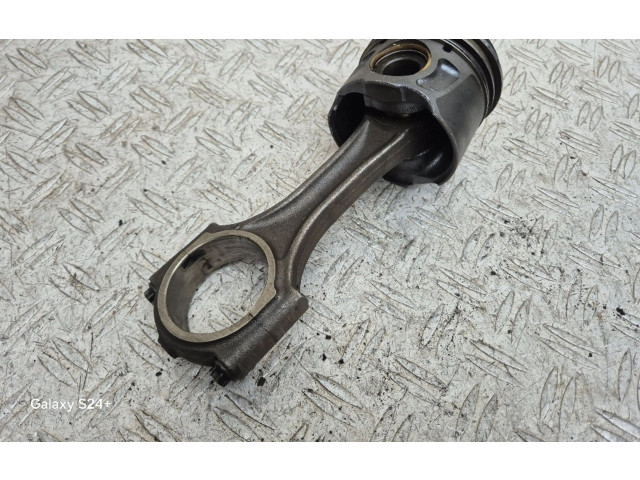 Поршень с шатуном Land Rover Freelander 2 - LR2