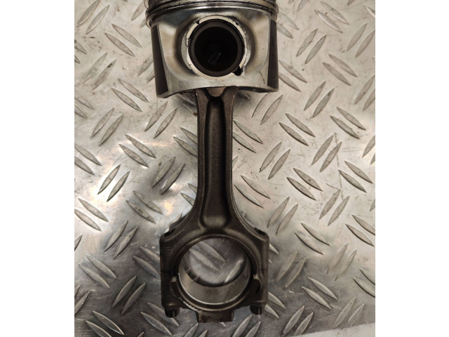  Поршень с шатуном D5244t15 81l123  Volvo V60  