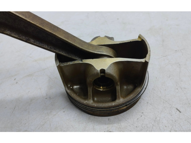  Поршень с шатуном    Maserati Quattroporte  