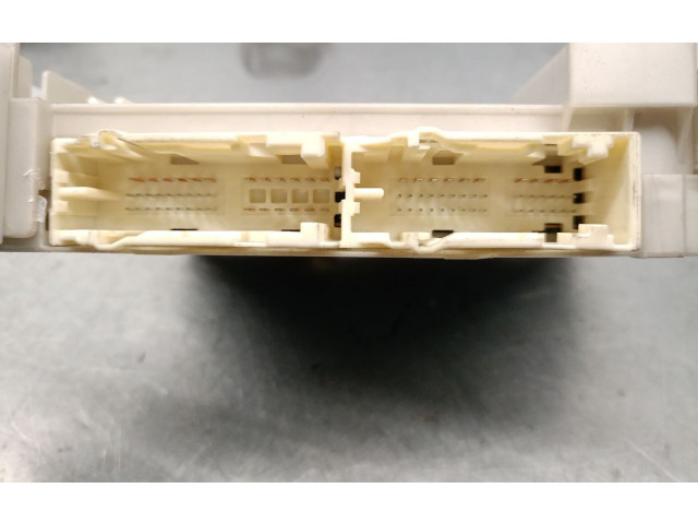Pojistková skříňka Řídící jednotka BSM 8273060180 Toyota Land Cruiser (J200) 2015