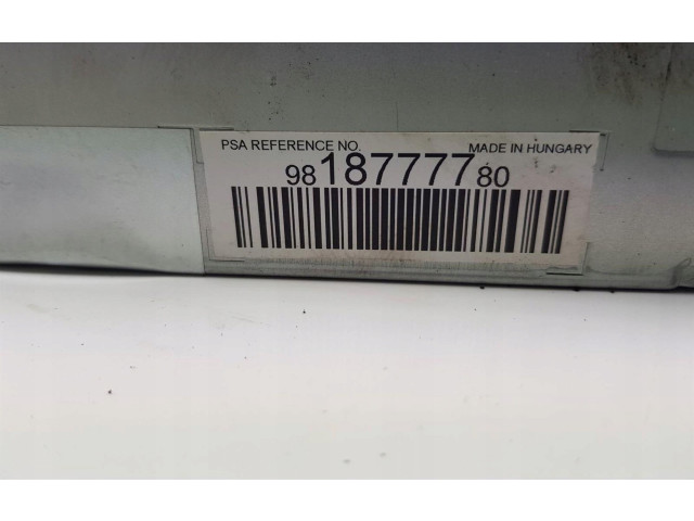 Радио/ проигрыватель CD/DVD / навигация