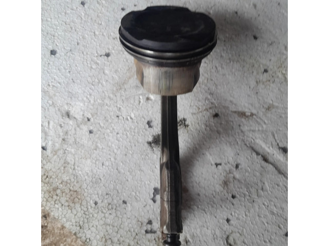 Píst 784323702, 110131328 BMW 7 F01 F02 F03 F04 pro benzínový motor 4.4